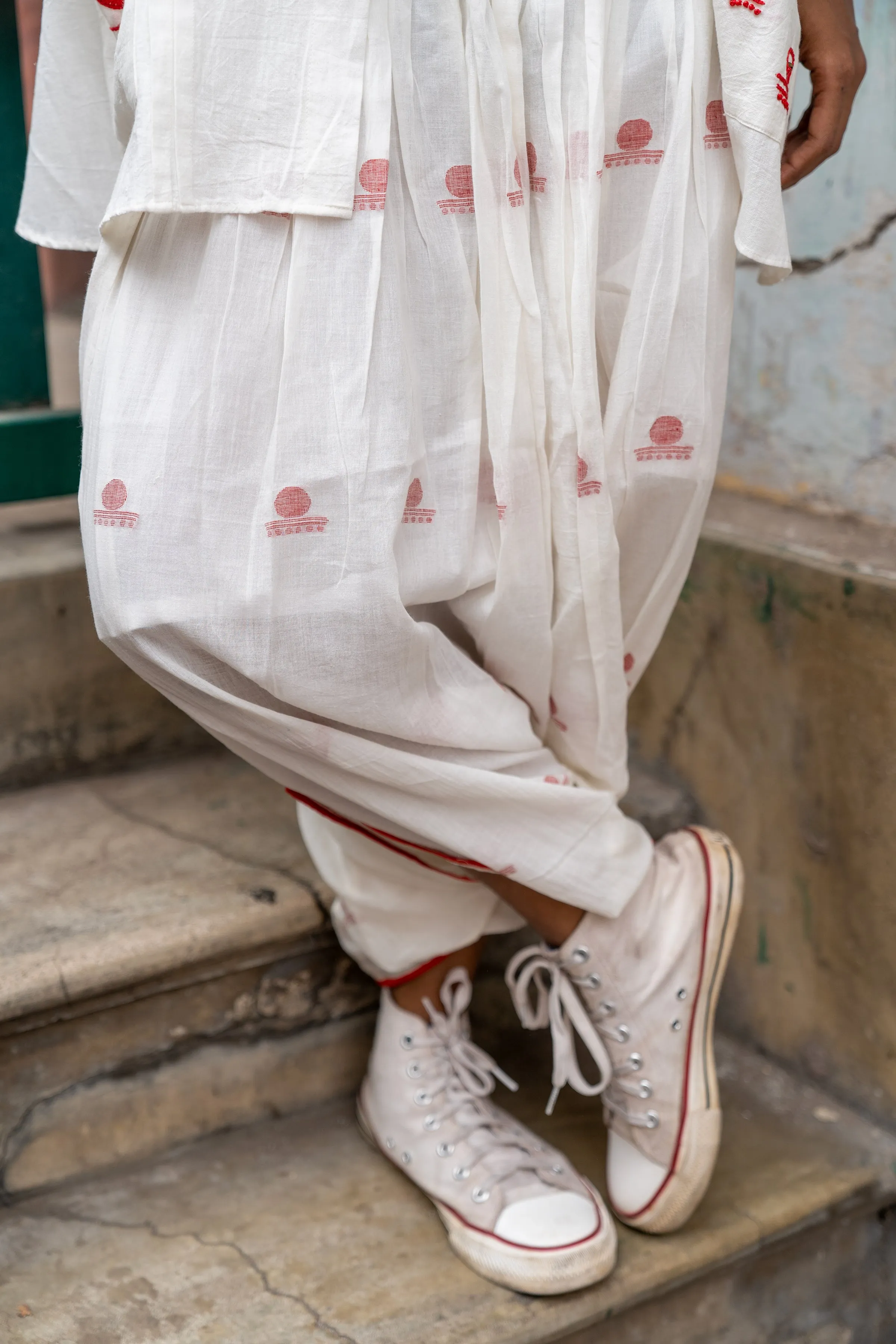 SHVET- JAMDANI DHOTI