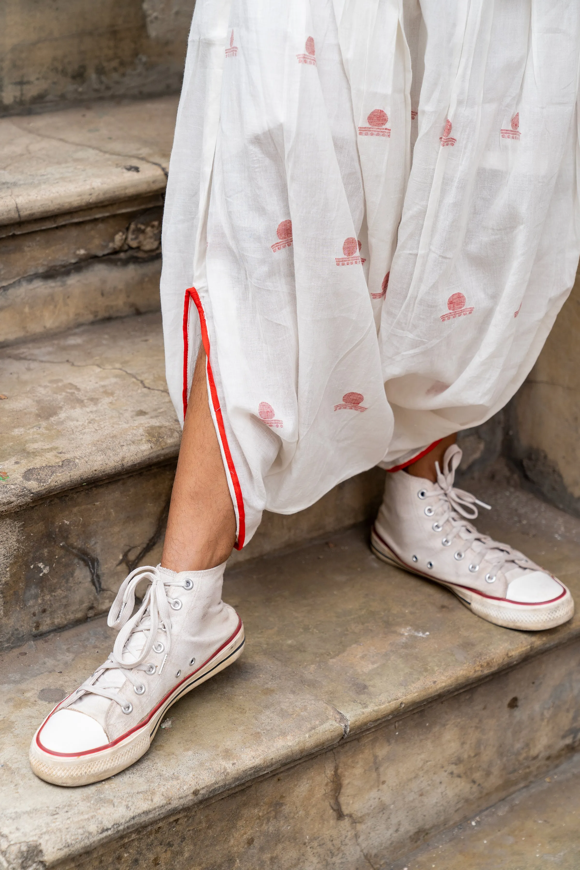 SHVET- JAMDANI DHOTI